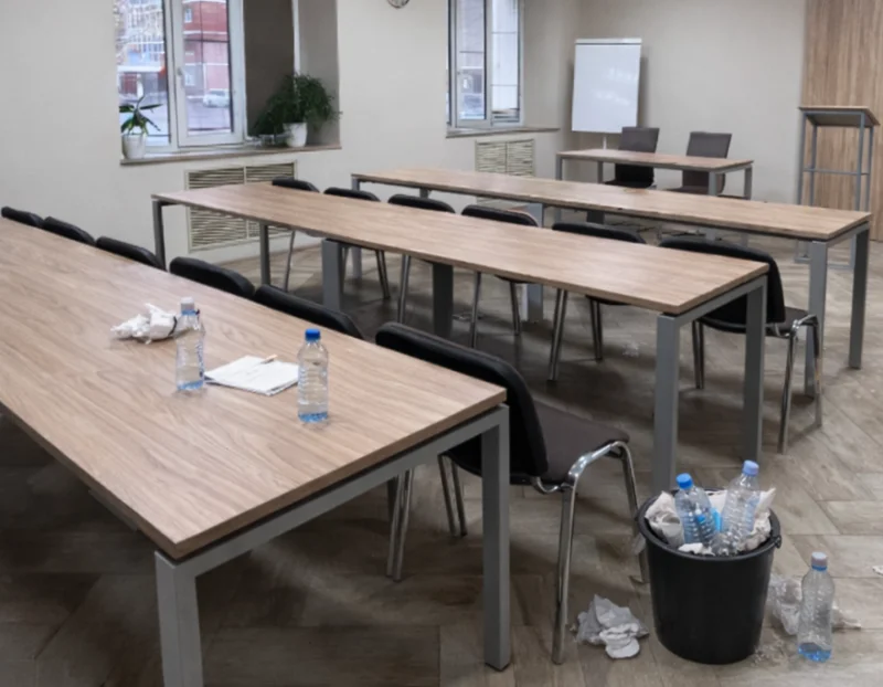 Уборка переговорной комнаты - до уборки